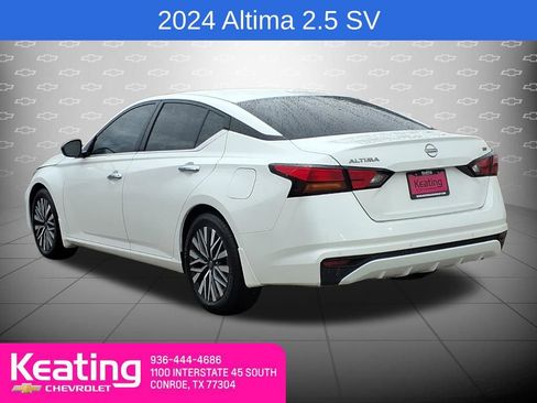 Used 2024 Nissan Altima 2.5 SV FWD image 2