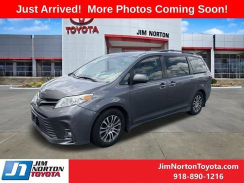 Used 2019 Toyota Sienna XLE Premium FWD image 3