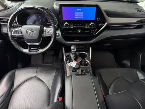 Used 2023 Toyota Highlander Limited FWD image 12