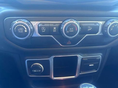 Used 2018 Jeep Wrangler Unlimited Sport image 14