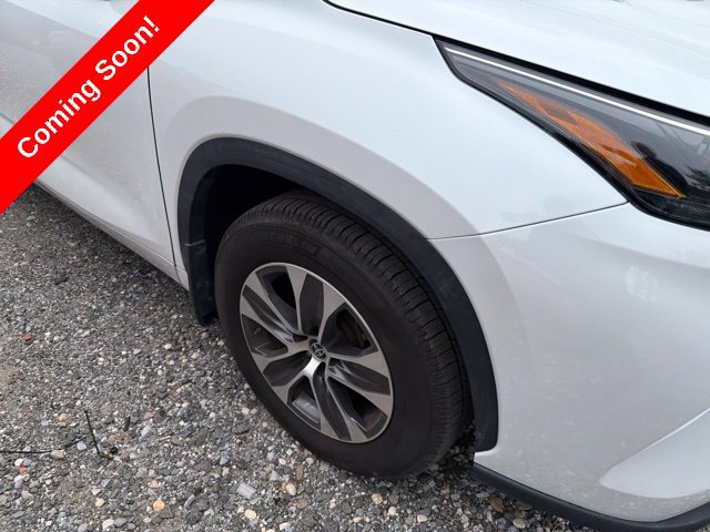 Used 2023 Toyota Highlander XLE AWD/4WD image 5