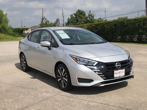 Used 2025 Nissan Versa SV FWD image 3