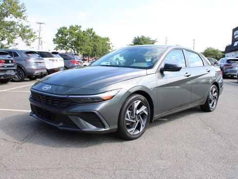 Used 2025 Hyundai Elantra Sport FWD image 3
