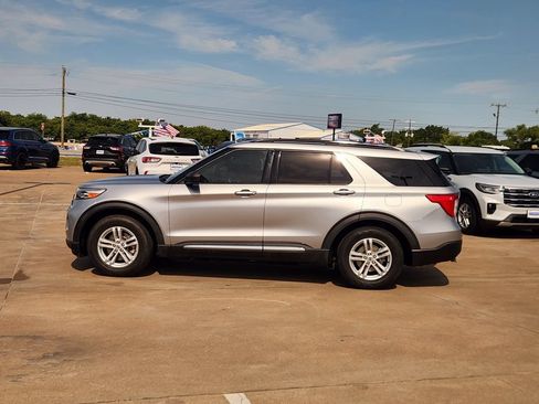 Used 2021 Ford Explorer XLT RWD image 4