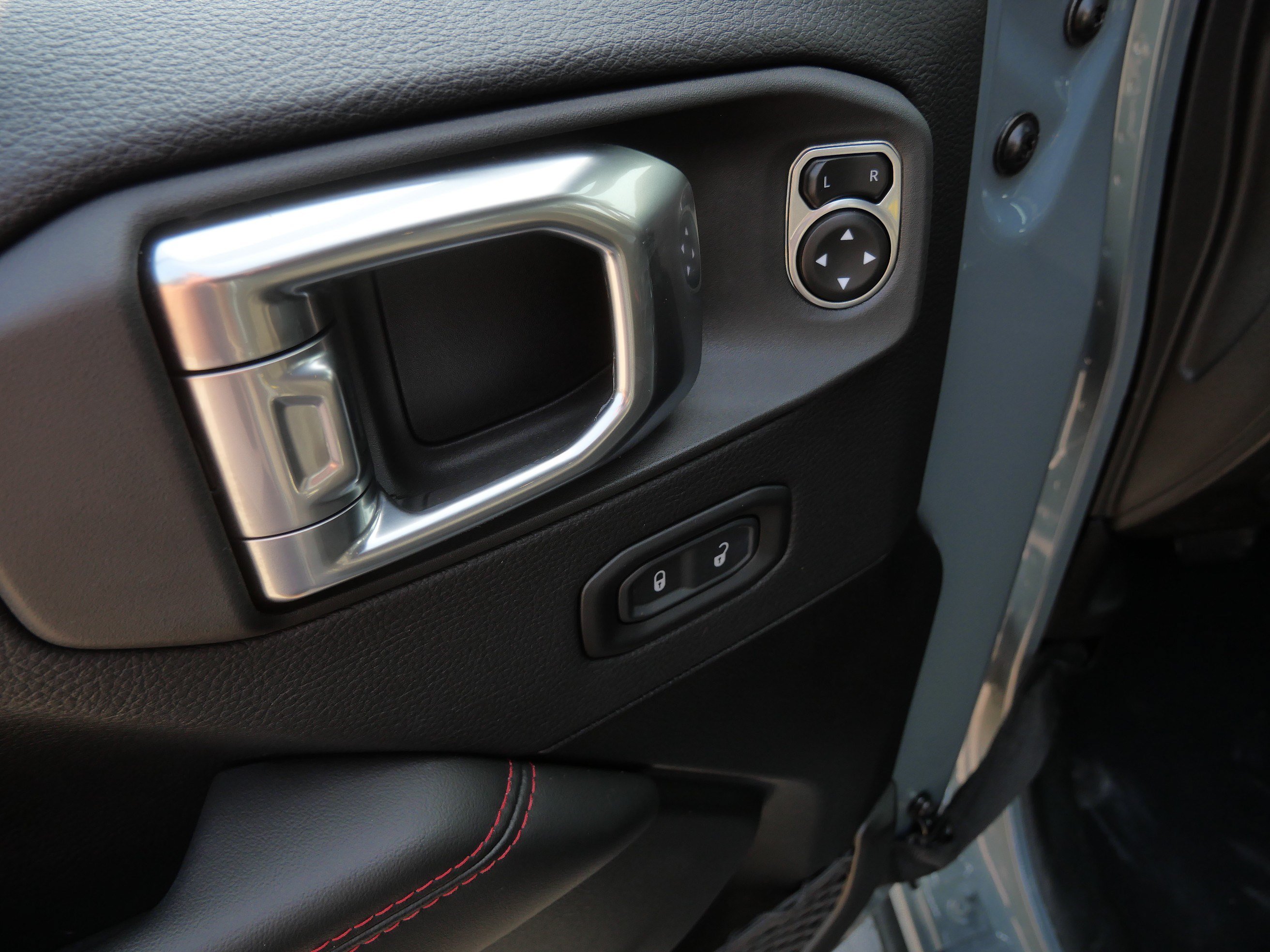 Used 2025 Jeep Wrangler Unlimited Rubicon AWD/4WD image 19