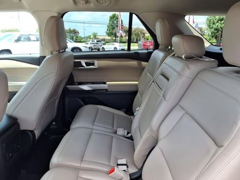 Used 2023 Ford Explorer XLT w/ Equipment Group 202A image 7
