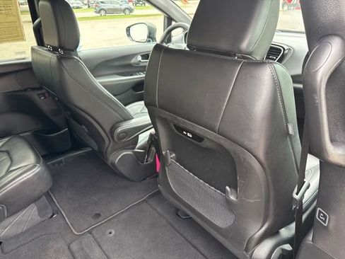 Used 2025 Chrysler Pacifica Select FWD image 18