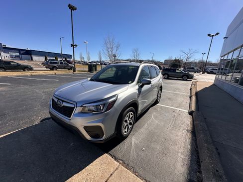 Used 2020 Subaru Forester Premium image 4