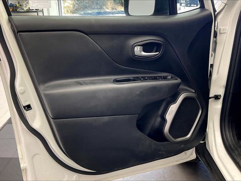 Used 2022 Jeep Renegade Latitude AWD/4WD image 24