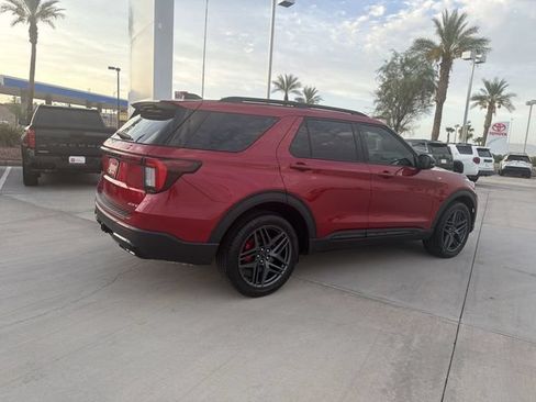 Used 2025 Ford Explorer ST-Line w/ ST-Line Street Pack AWD/4WD image 4