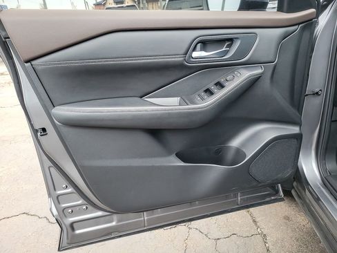 Used 2022 Nissan Rogue SV w/ SV Premium Package image 17