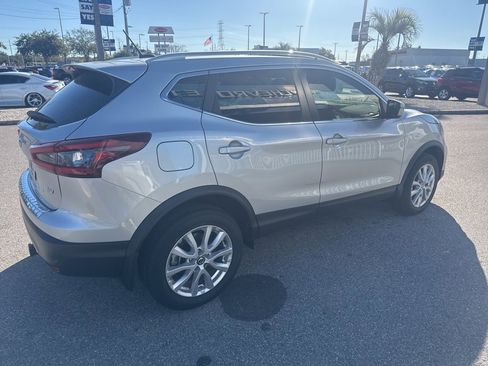 Used 2022 Nissan Rogue Sport SV image 3