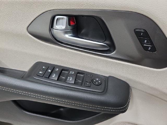 Used 2024 Chrysler Pacifica Touring-L FWD image 28