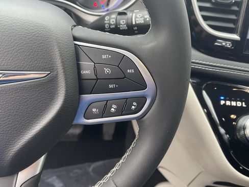 Used 2023 Chrysler Pacifica Touring-L FWD image 22