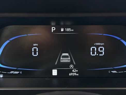 Used 2025 Hyundai Elantra SE w/ Cargo Package image 17