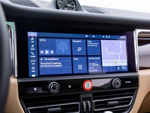 Certified 2025 Porsche Macan image 23