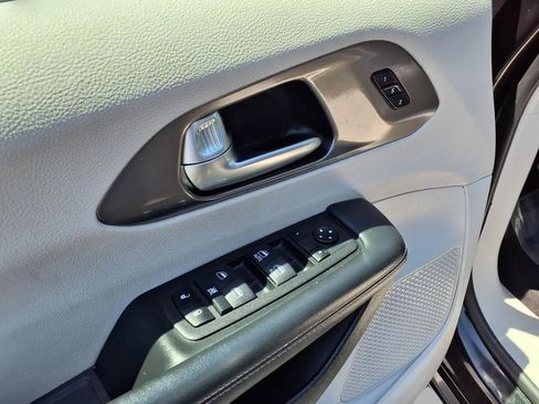 Used 2023 Chrysler Pacifica Touring-L FWD image 19