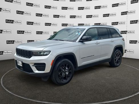 Used 2025 Jeep Grand Cherokee Altitude AWD/4WD image 2