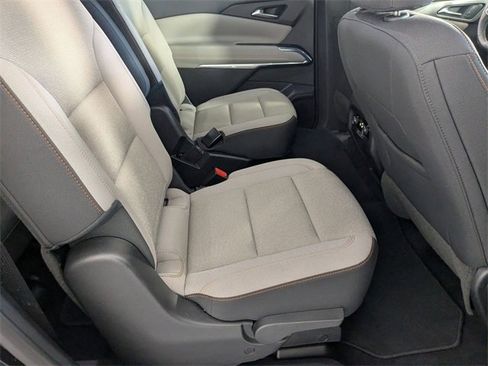 Used 2025 Chevrolet Traverse LT image 32