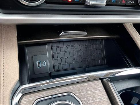 Used 2024 Ford Expedition Limited image 25