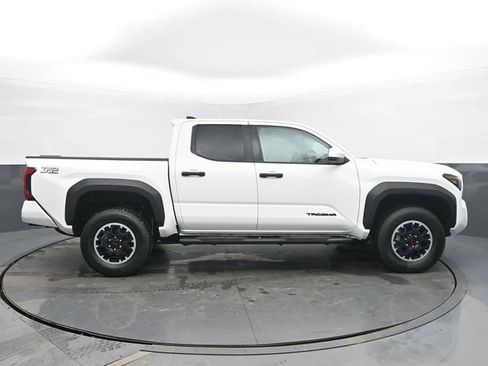 Used 2025 Toyota Tacoma TRD Off-Road AWD/4WD image 6