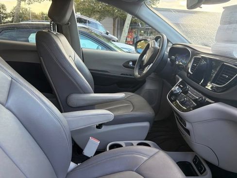 Used 2017 Chrysler Pacifica Touring FWD image 12