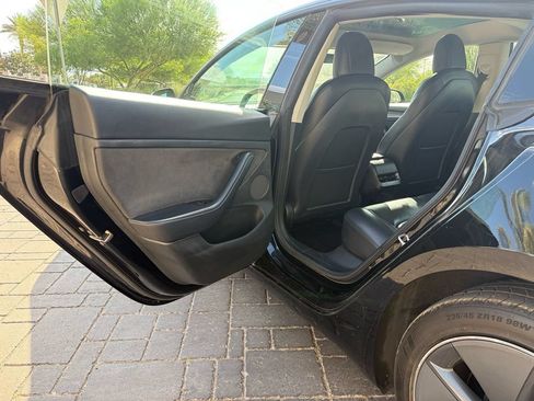 Used 2022 Tesla Model 3 Standard Range RWD image 9