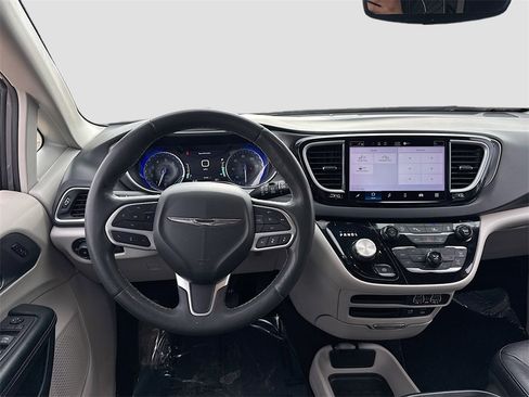 Used 2022 Chrysler Pacifica Touring-L image 21