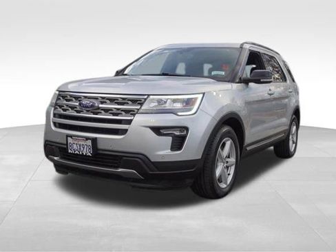 Used 2018 Ford Explorer XLT w/ Equipment Group 202A image 8