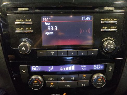 Used 2016 Nissan Rogue SV FWD image 25