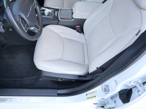 Used 2018 Chrysler 300 Limited image 41