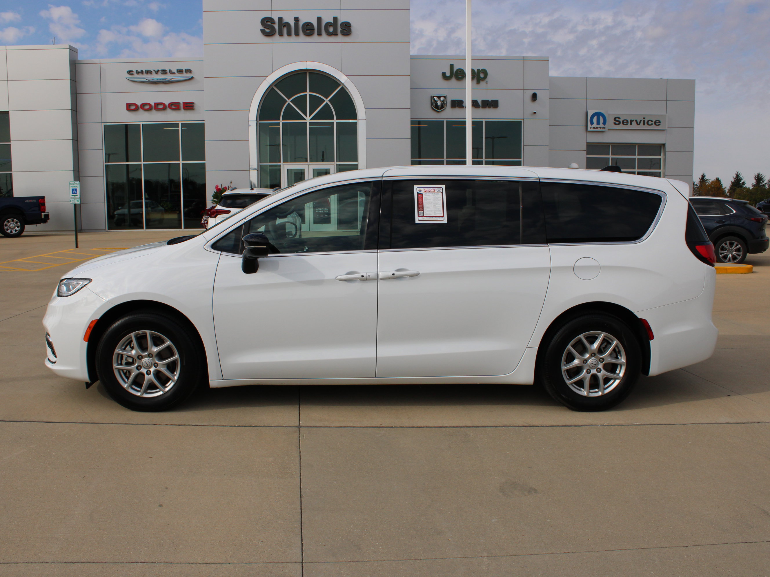 Used 2026 Chrysler Pacifica Select FWD image 3
