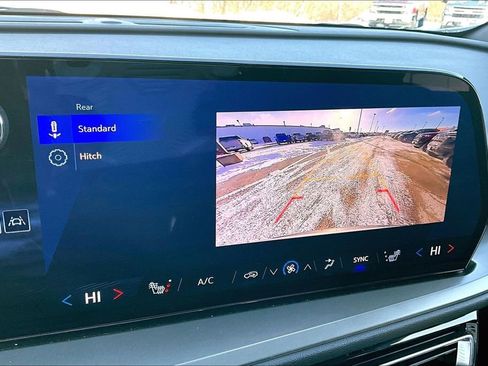 Used 2025 Chevrolet Traverse LT image 18