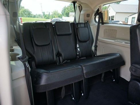 Used 2014 Chrysler Town & Country Touring FWD image 29
