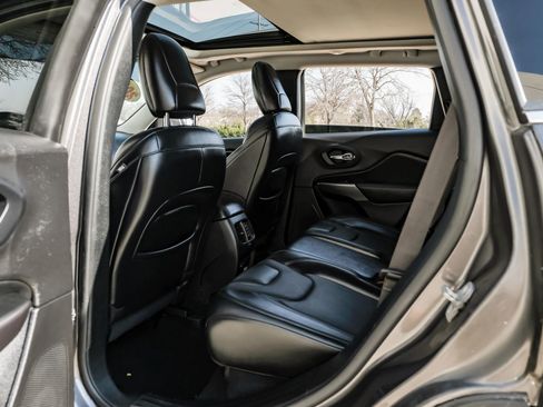 Used 2021 Jeep Cherokee Limited image 37