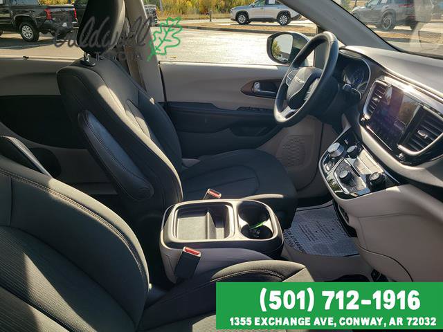 Used 2017 Chrysler Pacifica Touring Plus w/ Tire & Wheel Group FWD image 29