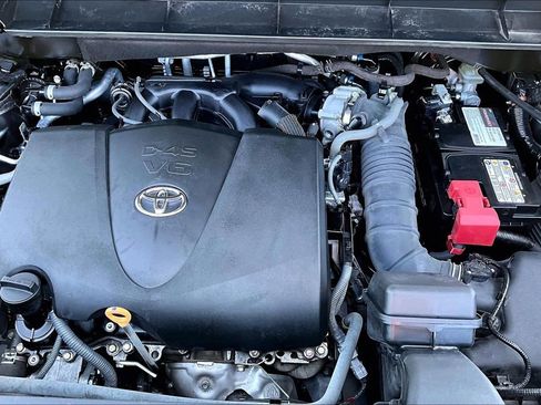 Used 2020 Toyota Highlander XLE AWD/4WD image 30