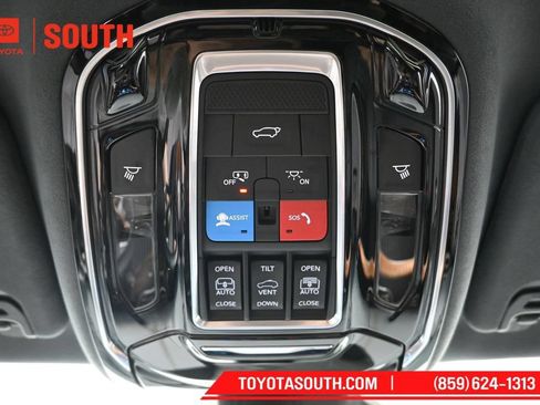 Used 2022 Jeep Grand Wagoneer Series III AWD/4WD image 24