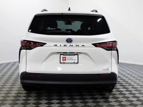 Certified 2021 Toyota Sienna LE image 5