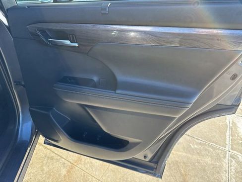 Used 2021 Toyota Highlander Limited image 28
