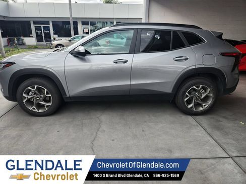 Used 2025 Chevrolet Trax LT FWD image 3
