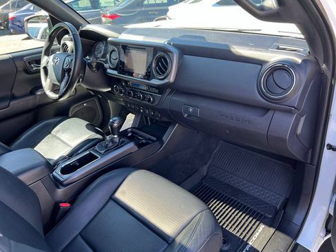 Certified 2018 Toyota Tacoma TRD Off-Road AWD/4WD image 23