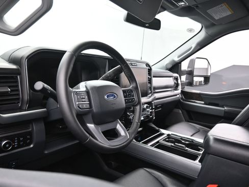 Used 2025 Ford F250 Lariat w/ Black Appearance Package image 17