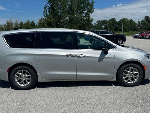 Used 2024 Chrysler Pacifica Touring-L FWD image 2