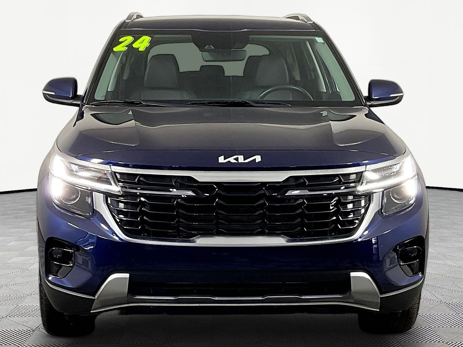 Used 2024 Kia Seltos EX FWD image 2