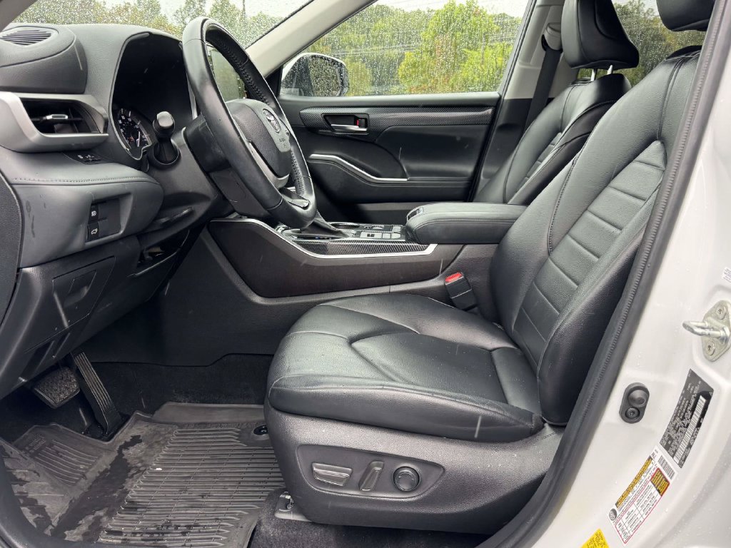 Used 2022 Toyota Highlander XLE AWD/4WD image 20