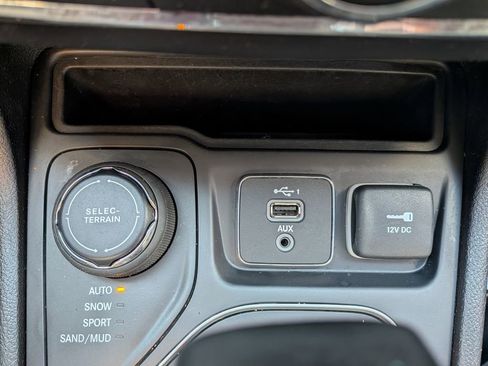 Used 2021 Jeep Cherokee Latitude Plus image 19