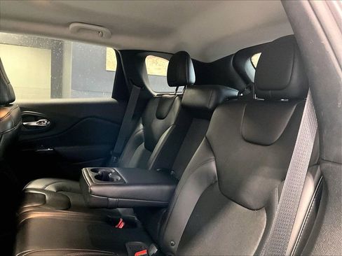 Used 2019 Jeep Cherokee Latitude Plus image 23