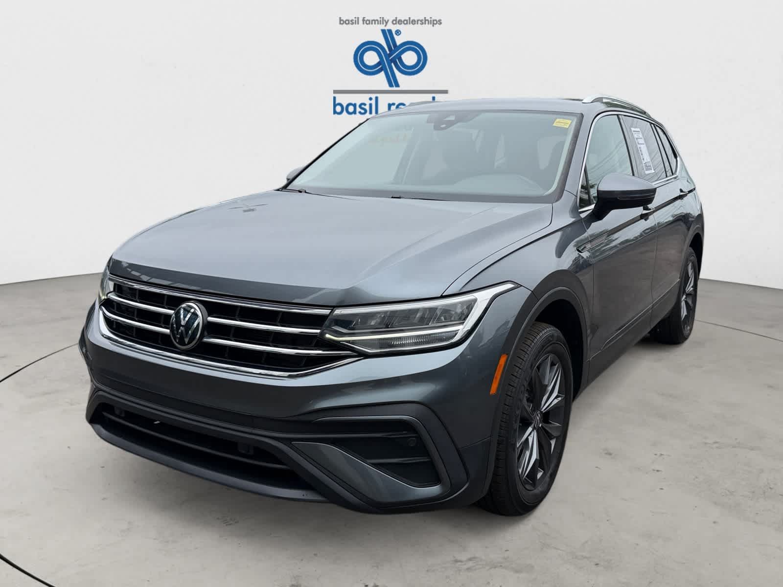 Used 2023 Volkswagen Tiguan SE FWD image 2