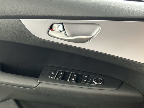 Used 2024 Kia Forte LXS w/ LXS Technology Package FWD image 18